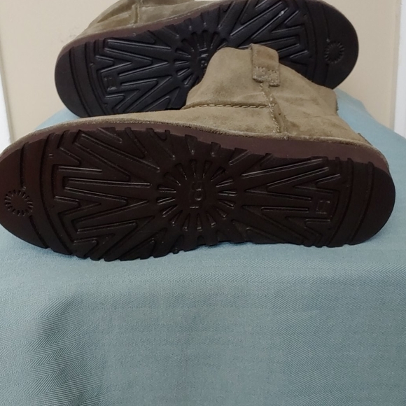🐸  NWOT UGG Boot - Picture 3 of 11